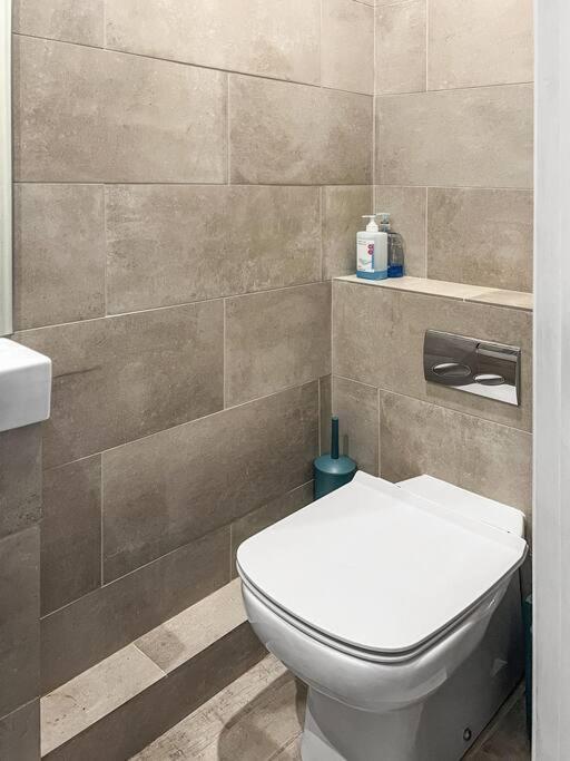 Bright And Spacious 1-Bdr Flat W/ Free Parking Reading Extérieur photo